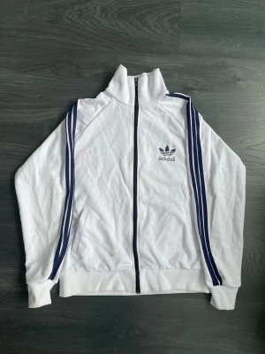 Adidas tröja - As fet adidas tröja! 🔥🔥🔥Har en liten orange fläck och vet inte ifall den går bort i tvätten 😔