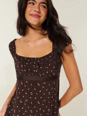 Brun blommig babydoll topp - Supersöt brun HOLLISTER babydoll topp med små blommor och en bred rosett i midjan. Tröjan är helt oanvänd och köptes förra året i augusti. Tröjan är helt slutsåld på hollsiters hemsida. (Bilden är lånad)💞Nypris: 29,95€ ~ 320kr