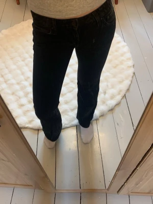 Svarta bootcut jeans  - Säljer ett par svarta bootcut jeans med låg midja från Weekday. Jeansen är bara använda ett fåtal gånger, säljer på grund av för små för mig. 