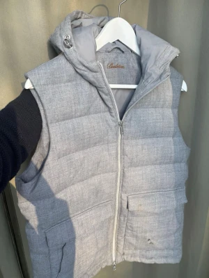 Stenströms väst  - Säljer denna stenströms västen som tyvärr varit med om en olycka. Västen har två hål, ett vid fickan och ett vid ena axeln samt lite bruna partier från jord. Ingenting som syns överdrivet vid användning och det är fortfarande en sjukt fin väst! Fläckarna går nog att få bort vid tvätt, dock svårare att laga hålen. Storlek M. Hör av er vid frågor/ funderingar! 