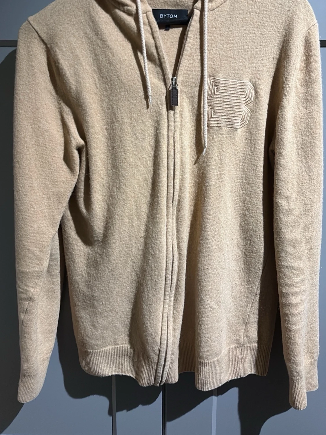 Beige hoodie från Bytom med dragkedja