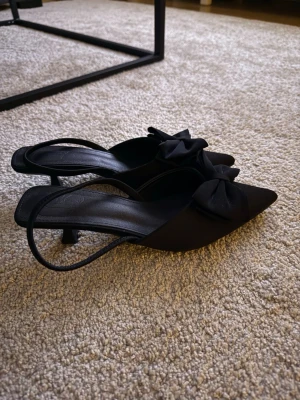 Svarta pumps, slingback klackar med rosett  - Slingback pumps med rosett aldrig använda bara testade🥰