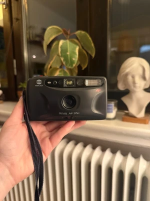 Minolta riva af 35c, analog kamera, 35mm - Säljer en analog kamera som jag inte hunnit använda, den behöver två nya AA-batterier men kan inte lämna någon garanti, därav priset. Jag har satt i nya batterier och testat utan film i och då låter det som att den fungerar fint iaf. Liten och behändig att ta med, perfekt på festival eller liknande för goa old school bilder. Liten originalväska medföljer. Ren och fin invändigt och utvändigt 