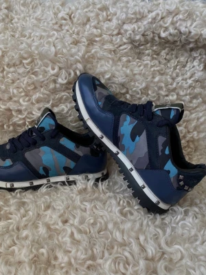 Valentino rockrunner - Dessa skor är sköna men passar även för finare tillfällen. Som man kan se på sulan är dem i nyskick men tyvärr har dem en liten skada som man kan se på bild 6 men det är ingenting som syns vid användning.  Skick: 9/10 Storlek: 42 Längd innersula: 27,5  