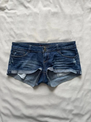 Lågmidjade jeansshorts  - Lågmidjade jeansshorts ifrån Tally weijl i storlek L!midjemått:42cm  