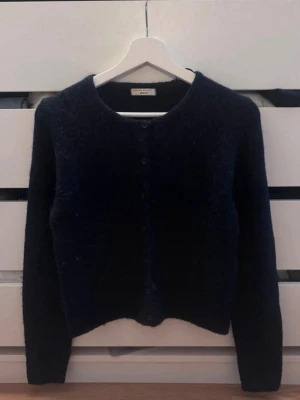 Marinblå kofta Gina tricot  - Marinblå stickad kofta ifrån Gina tricot i storlek S! 