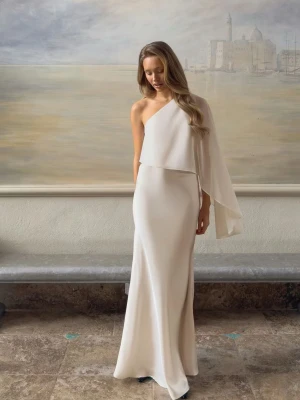 Balklänning  - Helt ny slutsåld långklänning från Gina tricot, oanvänd med prislapp kvar. Verkligen super classy och perfekt att ha om man ska på bal eller gala. Den har dragkedja i sidan och passar mig perfekt i längden som är 170 lång. Säljer då jag beställde hem flera olika klänningar och valde en annan☺️ Vill ni ha fler bilder är det bara att skriva privat💕