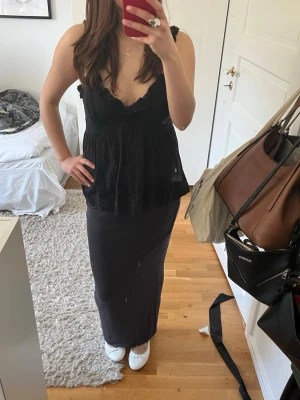 Grå maxikjol från Gina - Superfin mörkgrå långkjol från Gina! Säljer då den inte längre används 💕