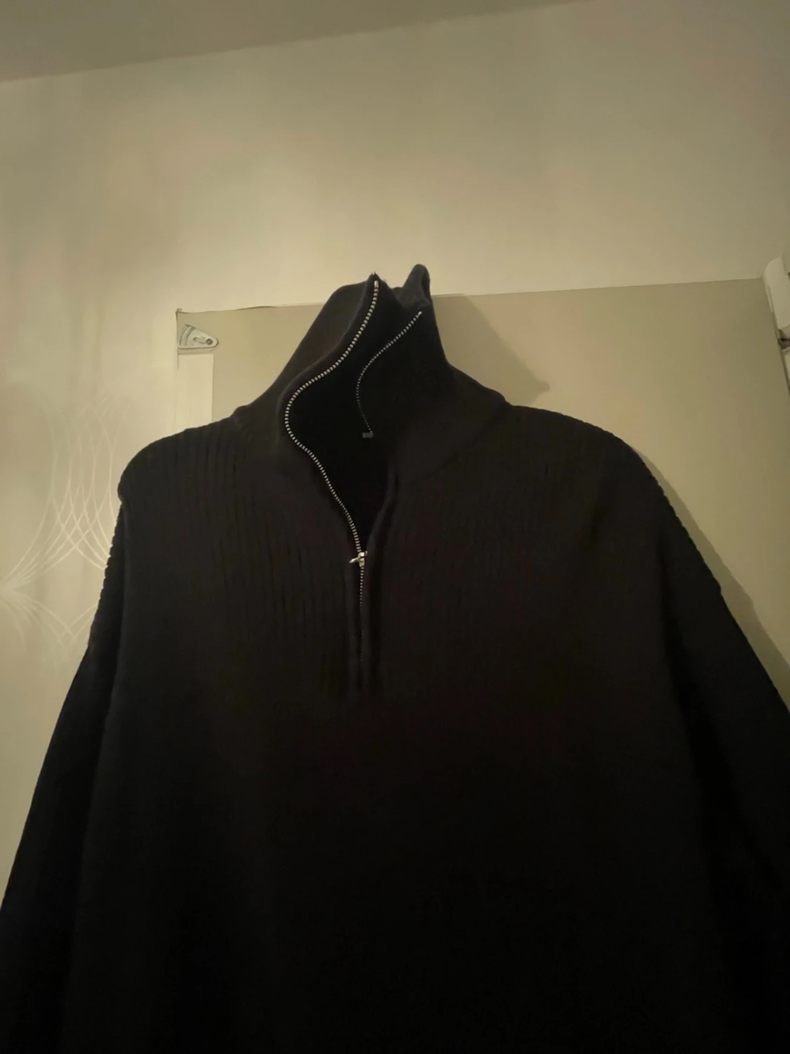 Svart stickad tröja med halv dragkedja - 1