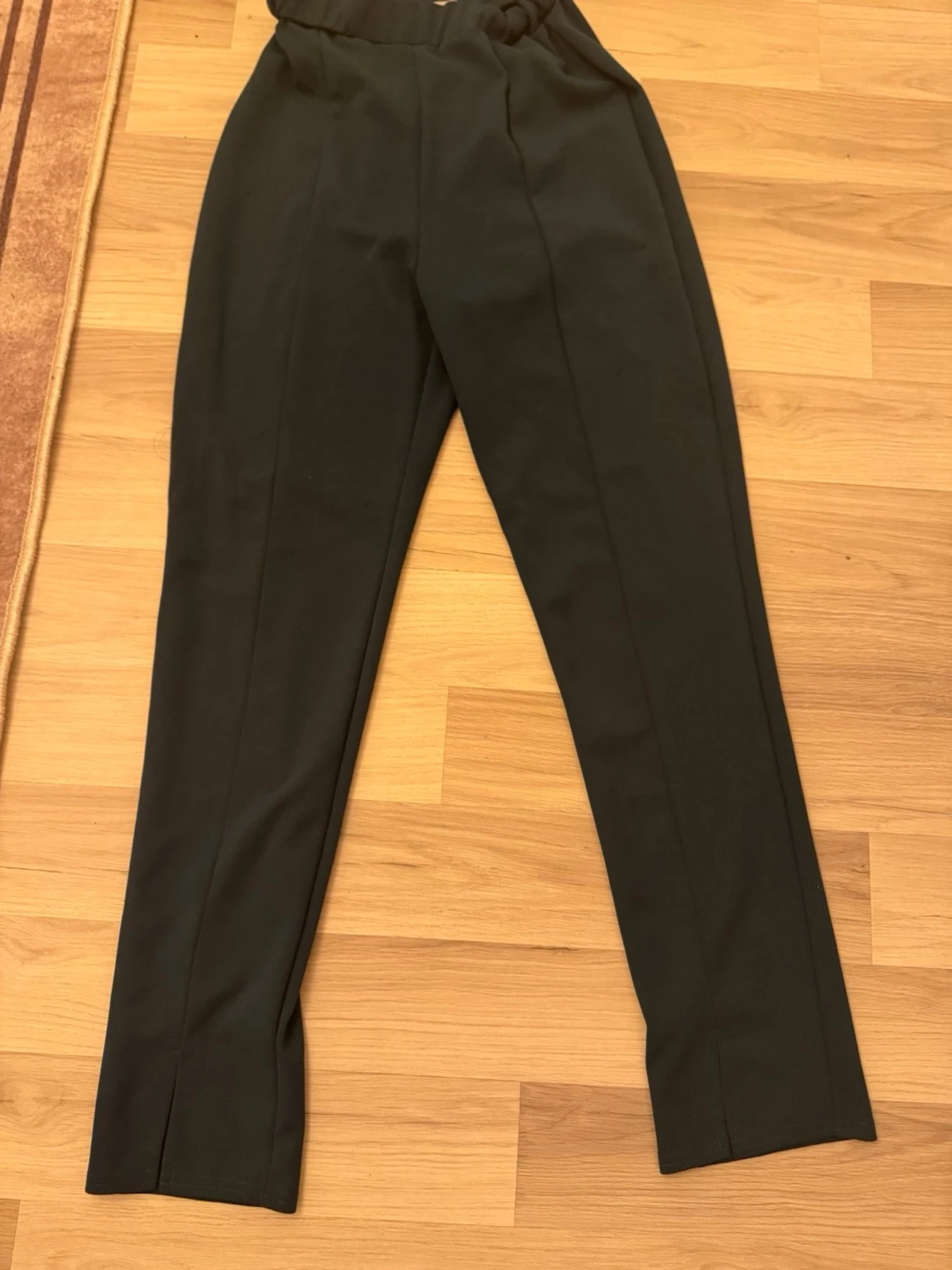 Mörkgrön kostym med kavaj och byxor - 1