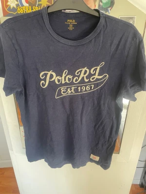 Ralph Lauren T-shirt (Sällsynt) - Säljer denna sällsynta T-shirts från Ralph Lauren. Äldre modell som går knappt och hitta längre! Väldigt bra skick och otroligt snygg   Hör av dig vid minsta lilla funderingen!  #archive #vintage #archivefashion #ralphlauren #ralphlaurenvintage
