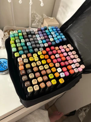 Stor samling alkoholbaserade markers - Säljer dessa fina pennor från touch! Dragkedjan till väskan är lite sönder men annars helt oanvända! Fick i julklapp men har köpt ett annat pensätt därav säljer jag! Nypris 400