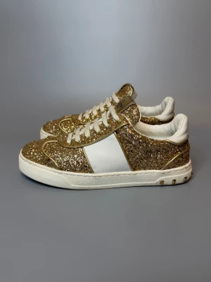 Valentino Skor - ‼️VI TAR EJ BYTEN‼️ Valentino ”Flycrew” sneaker | Skick: 9/10 | Storlek 35 fits 36 | Box, Skopåse & kort ingår! | Fraktar inom 24H efter köp på köparens bekostnad 📦💨 | Hör av dig vid minsta fråga eller fundering 💭 