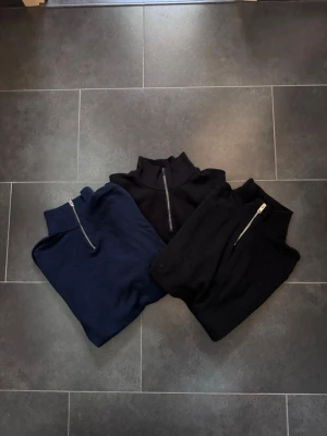 Halfzip tröjor från Jack&Jones - Tre Halfzip tröjor i svart och marinblått. Tröjorna tillsammans kostar ungefär 1500-1800. Storlek XS/S. Mitt pris 699 för alla tre.