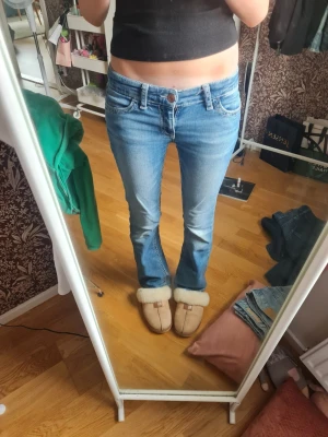 Jeans från Gina strl 158 - Ett par Gina tricot Jeans strl 158cm. Säljer då de inte längre passar mig. Jeansen har slitage längst ned där de varit lite för långa för mig!