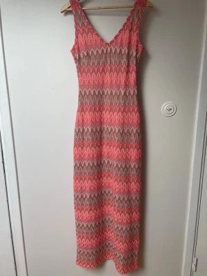 Mönstrad långklänning Missoni mönster - Snygg långklänning med v-ringning. Missioni mönster. Bra skick. Från märket Cream. 