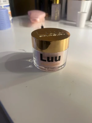 Luu rosa akrylpulver till naglar - Säljer ett rosa akrylpulver från Luunails har endast provat den. i en snygg burk med guldfärgat lock. Perfekt för att bygga och forma naglar med en mjuk rosa ton. Pulvret är finkornigt och enkelt att arbeta med för både nybörjare och proffs. Pris går att diskuteras 