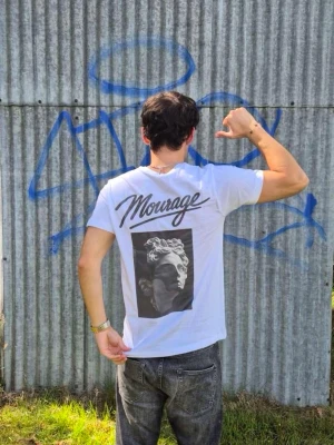 Vit Mourge t-shirt med tryck på ryggen  - Vit t-shirt från Mourge med ett stort konstnärligt tryck av en klassisk staty i, riktigt fett, 100% ekologisk bomull, aldrig använt 