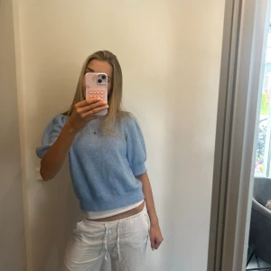 Ljusblå stickad tröja Vero Moda - Säljer en ljusblå stickad tshirt ifrån Vero Moda. Använd ett fåtal gånger. Mjukt bomull.