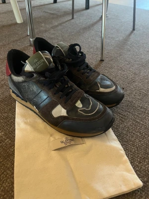 Valentino rockrunners - Tjena, säljer nu dessa feta valentino rockrunners! De är i mycket bra skick! Dustbag ingår!