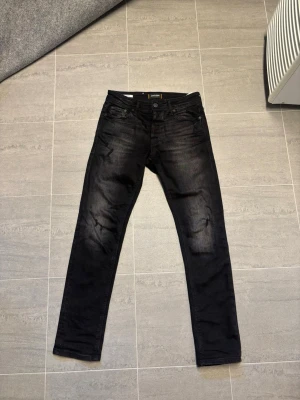 Jack&jones jeans - Säljer ett par sjukt snygga jack&jones jeans med snygg tvätt och slitningar. Skicket är bra och slitningarna är fabriksgjorda så inga defekter! Storleken är 28/30 och modellen är slim/glenn. Nypris ca 1000kr, mitt pris 499kr men kan diskuteras!
