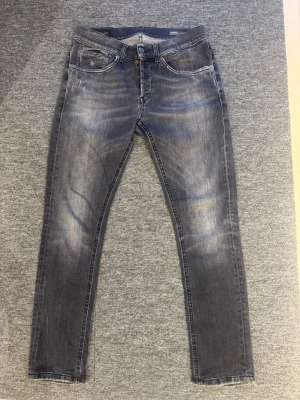 Grå Dondup slim fit jeans med slitningar - Snygga grå slim fit jeans med slitningar och tvättade detaljer. Klassisk femficksmodell med dragkedja och knapp i midjan. Jeansen har en modern passform och är tillverkade i stretchigt denimtyg för extra komfort. Är ca 175 och väger 65