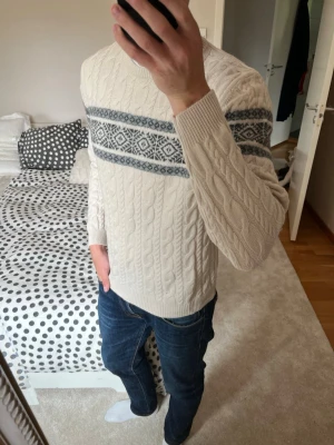 Beige kabelstickad tröja med mönster från Massimo Dutti - Sjukt snyggt kabelstickad tröja från Massimo Dutti. Tröjan är tillverkad i kashmir och ull som gör den otroligt skön! ETT RIKTIGT DUNDERPLAGG! 🤯✌🏼——————————————————————————                                                                      📐| Storlek: M                                                            👖| Märke: Massimo Dutti                                     🔎| Skick: NYSKICK!                                                     ✍🏻| Skriv vid frågor