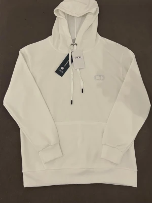 Vit hoodie  - Snygg vit hoodie som passar perfekt för sommarn strl L men passar även M hör gärna av dig vid frågor eller funderingar 