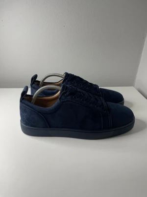 Louboutin  - Kommer med box,helt nya,är 41 men sitter som 42,hör av er vid funderingar 