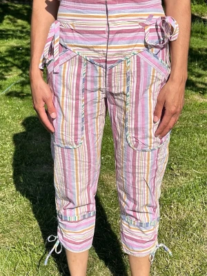 Isabel Marant Etoile  Obs: topp storlek Fransk 38 o byxor st 36 - Säljer ett par unika byxor med pastellrandigt mönster i rosa, gul, blå och vit. Byxorna har hög midja, stora fickor, knytband i sidorna och snörning vid benslut. Tillverkade i lätt bomull, perfekta för varma dagar och ger en avslappnad vibe.Säljer detta helt NY och underbara och helt nya, oanvända tvådelade set från Isabel Marant Étoile. Det är ett fantastiskt plagg som är otroligt bekvämt och helt perfekt för sommaren! Obs: Aldrig använt bara för att prova. Helt nytt Isabel Marant Étoile-set (T