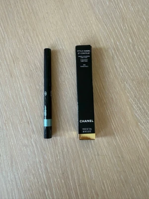 Chanel Stylo Ombre Et Contour 44 - Chanel Stylo Ombre Et Contour i färgen 44 Bleu Nuit. Eyelinern har en djupblå nyans och kommer i en elegant svart penna med matchande förpackning. Perfekt för att skapa definierade ögon eller en mjukare look. Enkel att applicera tack vare den smidiga pennformen. Oanvänd.