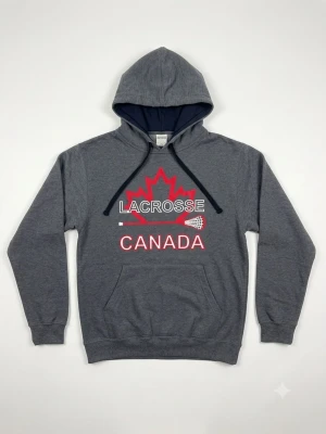 Grå Lacrosse Canada hoodie - Mörkgrå hoodie med svart innerfoder i huvan och snören. Tryck på bröstet med röd lönnlöv, texten 'Lacrosse Canada' och en liten lacrossekö. Känguruficka framtill. Tillverkad i bomull och polyester, perfekt för dig som gillar sportig stil.