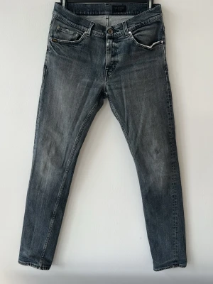 Tiger of Sweden Jeans  - Tjena, säljer ett par schyssta tiger of sweden jeans i modellen Evolve, i strl W30/L32 Jeansen är i färgen grå/ljusblå och är i ett bra skick dock har den en liten slitning på vänstra knät(bild 5-6)  hör gärna av dig om du har några frågor🤗2