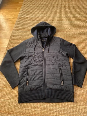 Cardigan Kensington - Snygg och fräsch cardigan från Kensington. Inga defekter vad ja kan se. Skriv för bilder, mått osv.
