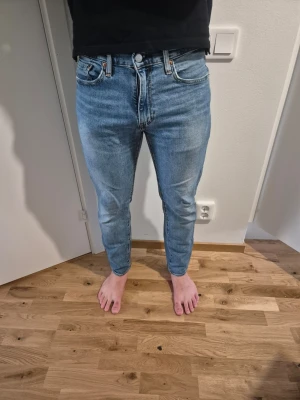Ljusblå raka jeans - W 32 L 30.                                                                  Säljer ett par ljusblå jeans med rak passform och klassisk femficksdesign. Jeansen har hög midja, knappgylf och är tillverkade i denim. Perfekta för en avslappnad och trendig stil.