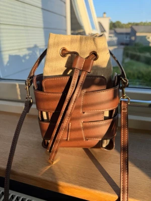 H&M bucketbag  - Jättefin populär bucketbag från H&M. Helt ny i skicket förutom att det finns en fläck från en läppenna på insidan. Fläcken går säkert bort om man försöker 🥰