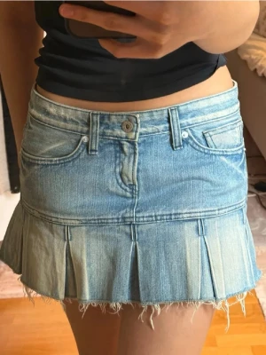 Blå volangjeanskjol lowwaist  - Ljusblå lågmidjad jeanskjol med volang i snygg wash🩵 
