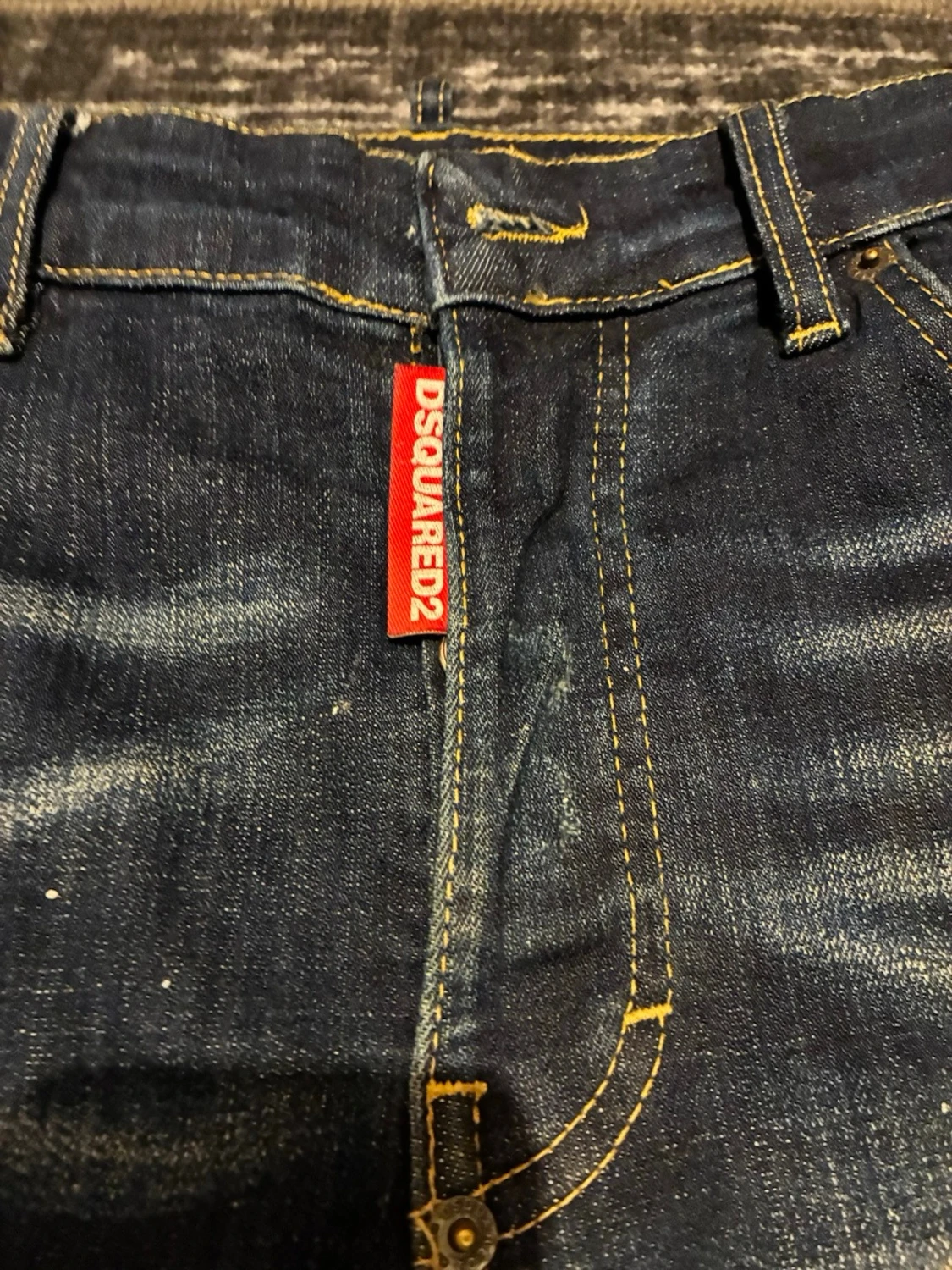 Mörkblå jeans med färgstänk - 2