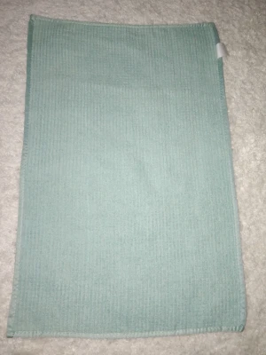 Ljusblå / turkos badrumsmatta 80 x 52 cm - En ljusgrön badrumsmatta i ribbat tyg med rektangulär form. . Perfekt till köket eller badrummet för att torka fötter eller skydda golvet.