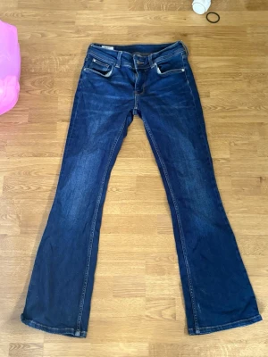 Mörkblå flare jeans från pepe - Snygga mörkblå jeans från pepe med flare passform och klassiska fem fickor. Kostar över 1000 kr nya! Inte alls mycket använd. Storlek W27