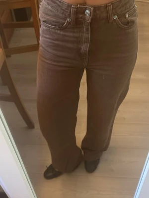 Bruna raka jeans med hög midja - Bruna jeans från lager 157🤎Säljs då de är lite för små för mig🫶