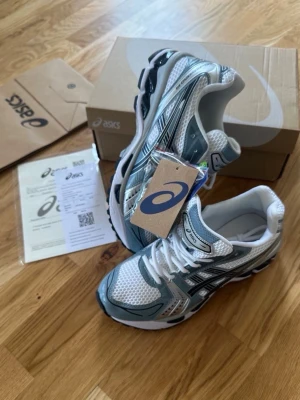 ASICS gel kayano 14 - Säljer dessa asics skor 🌊Fjord grey 🩵- Storlek 42 - Herr modell - Oanvända - Original pris 1900kr - Perfekta sommar skor 