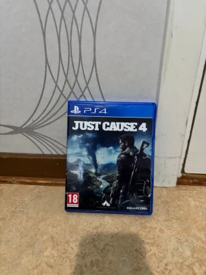 Just Cause 4 till PS4 - Just Cause 4 till PlayStation 4 med blå plastfodral och originalskiva. Perfekt för dig som gillar äventyr och action.