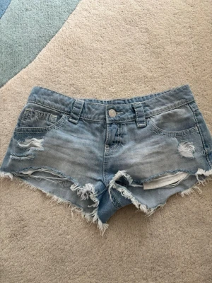 Ljusblå Ginatricot denimshorts med slitningar str S - Säljer dessa jättesnygga ljusblåa jeans shorten i storlek S från Ginatricot 14+. Perfekt inför sommarn, skriv för mer information💘😋jag säljer även ett par exakt likadana shorts fast i mörkblå färg