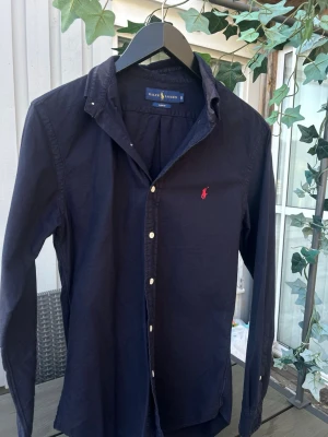 Ralph Lauren skjorta marinblå - jättesnygg, slim fit