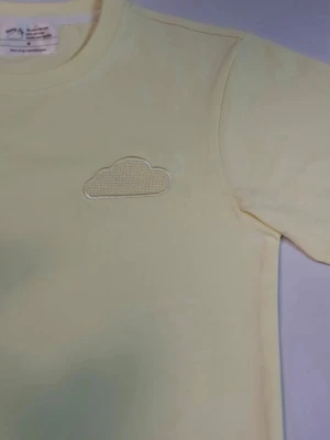 gul tshirt hats on  - säljer två gula hats on t-shirts, en i storlek L & en xs. 50kr styck. skriv vid intresse eller frågor 💕