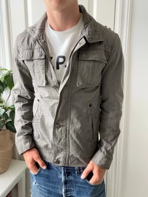 Jules jacka  - Jules jacka, Inga defekter! Modellen i bilderna är 180 cm 75 kg och bär Storlek S , Kom med frågor! 🌟 (Kan gå ned i pris vid köp av paket 😉) 