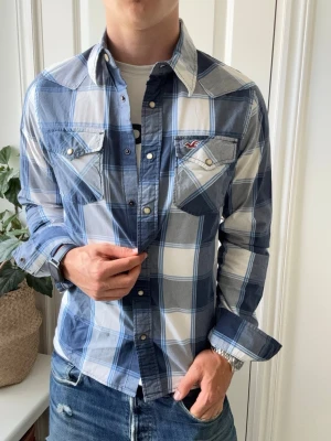 Hollister skjorta  - Hollister skjorta, Inga defekter! Modellen i bilderna är 180 cm 75 kg och bär Storlek M , Kom med frågor! 🌟 (Kan gå ned i pris vid köp av paket 😉) 