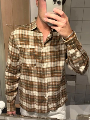 Flannel skjorta - Säljer denna flannel skjortan från weekday som är i oerhört bra skick och material. Haft ett tag men den ser och känns sprillans ny ut, passar med många outfits. Storlek S men skulle passa M också