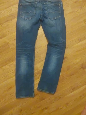 Replay rocco - Snygga blå slim fit jeans från Replay med klassisk femficksdesign och slitna detaljer på framsidan. Jeansen har en något tvättad look och raka ben. Perfekta för en avslappnad stil och tillverkade i bomullsdenim.